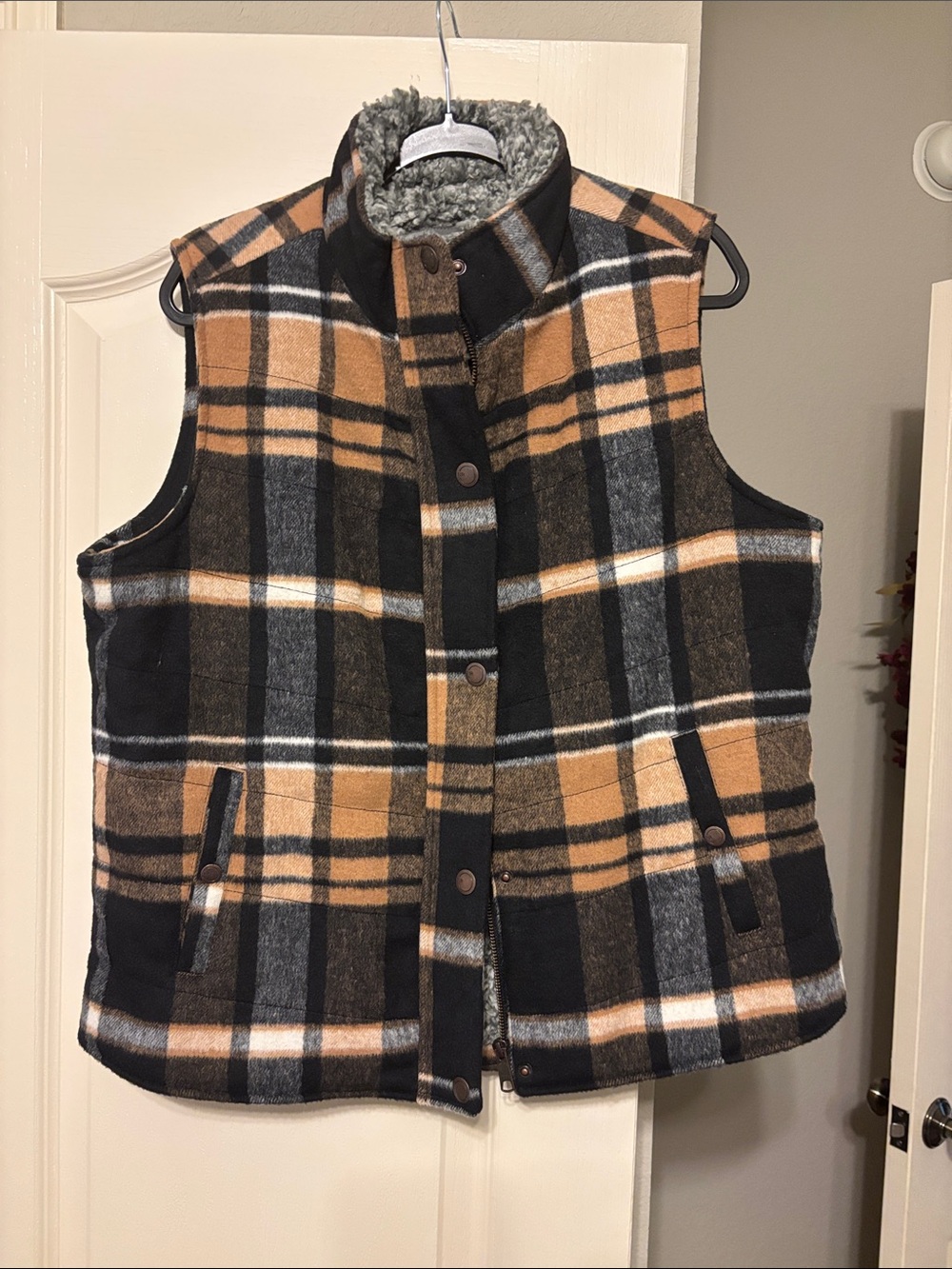 Women’s Plaid Sherpa-Lined Vest Jacket - Tan & Black
